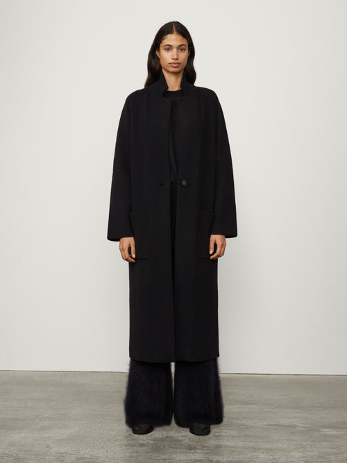 Amie Coat Black | LISA YANG | Svart kappa i 100% kashmir