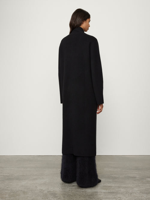 Amie Coat Black | LISA YANG | Svart kappa i 100% kashmir