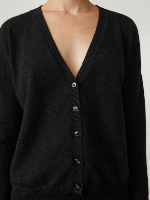 Abby Cardigan Black | LISA YANG | Svart v-ringad kofta i 100% kashmir 