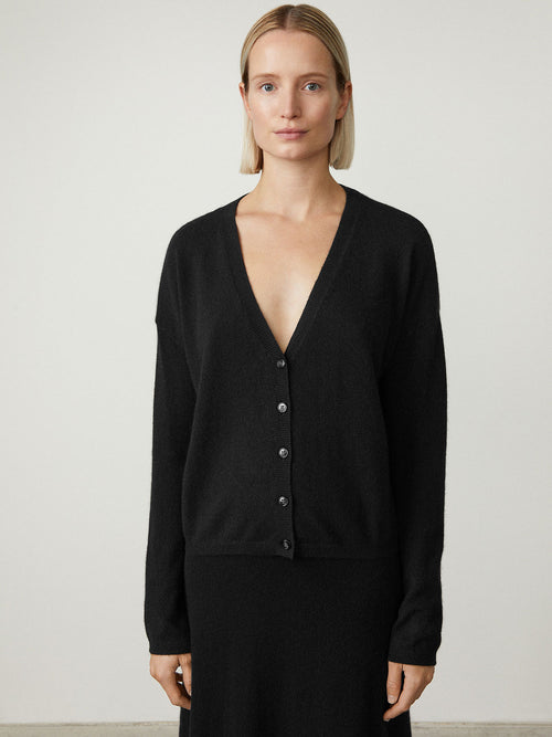 Abby Cardigan Black | LISA YANG | Svart v-ringad kofta i 100% kashmir 