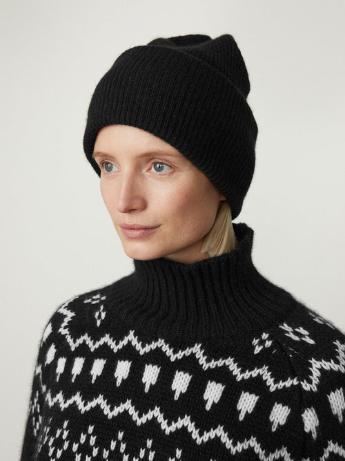 Stockholm Hat Black | Lisa Yang | Svart ribbad mössa i 100% kashmir