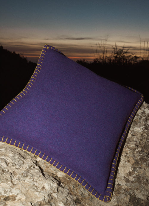 Amsterdam Cushion Deep Violet | Lisa Yang | Lila mörklila grå kuddfodral i 100% kashmir