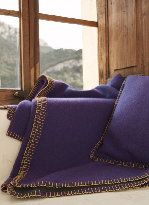 Amsterdam Cushion Deep Violet | Lisa Yang | Lila mörklila grå kuddfodral i 100% kashmir