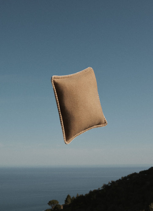 Amsterdam Cushion Walnut | Lisa Yang | Brun vit kuddfodral i 100% kashmir
