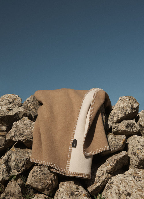 Stockholm Blanket Walnut Pearl | Lisa Yang | Brun vit filt pläd i 100% kashmir
