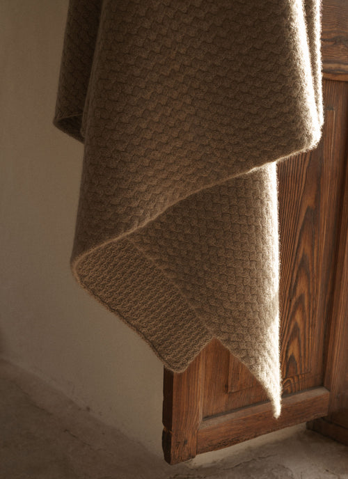Shanghai Blanket Mole | Lisa Yang | Brun beige filt pläd i 100% kashmir