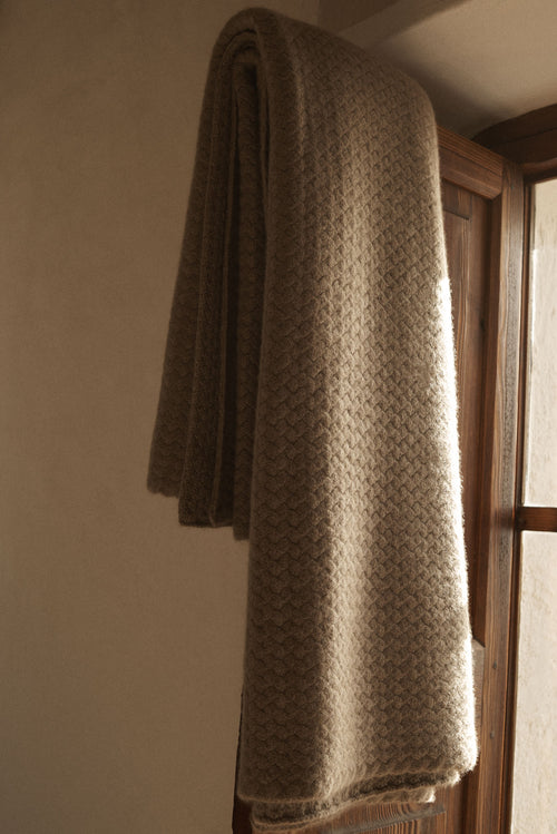 Shanghai Blanket Mole | Lisa Yang | Brun beige filt pläd i 100% kashmir