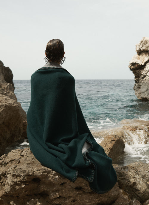Stockholm Blanket Pine Grey | Lisa Yang | Grön grå filt pläd i 100% kashmir